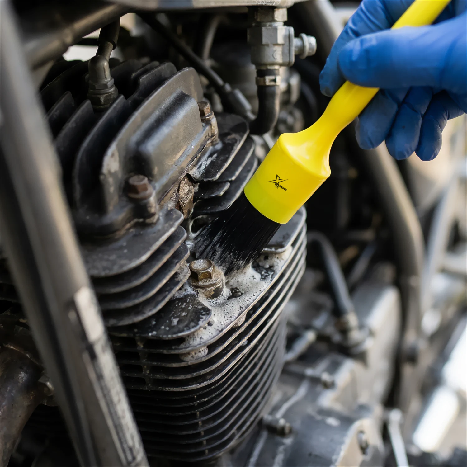 Czyszczenie detali motocykla pędzelkiem