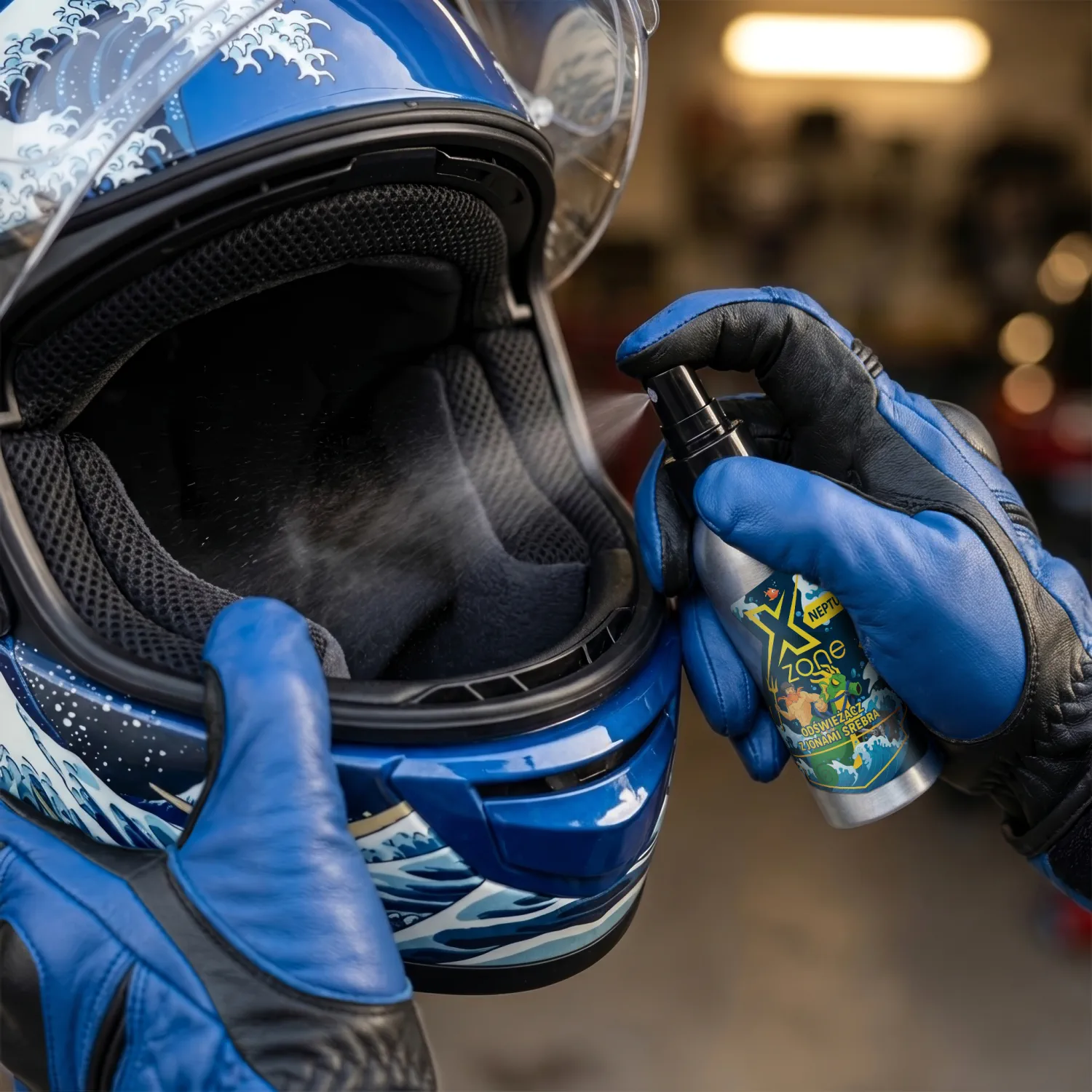 Odświeżacz Xzone z jonami srebra NEPTUN aplikowany do wnętrza kasku