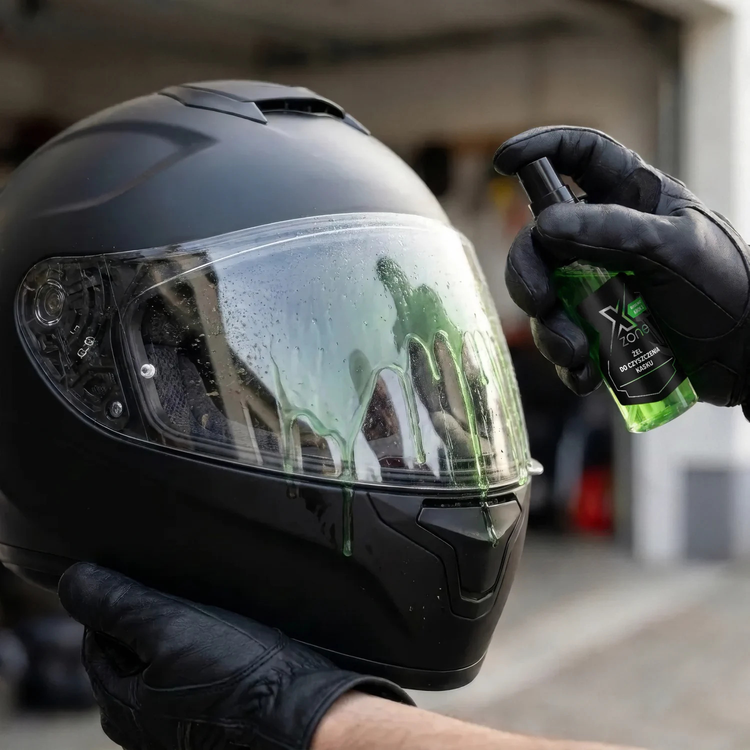 Usuwanie owadów z wizjera motocykla