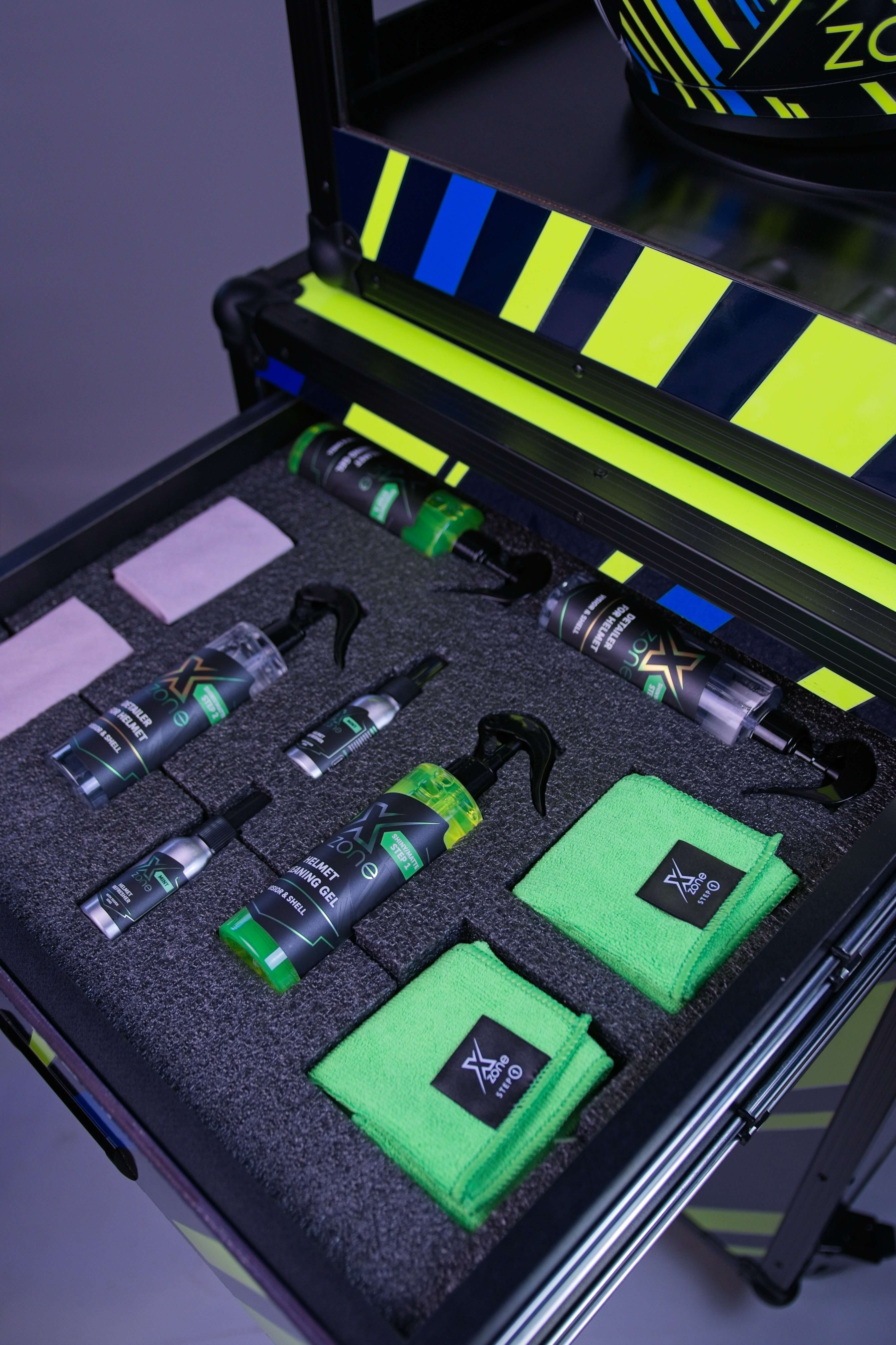 Wysuwana szuflada Ozonbox z kosmetykami Xzone do czyszczenia i pielęgnacji kasków motocyklowych.