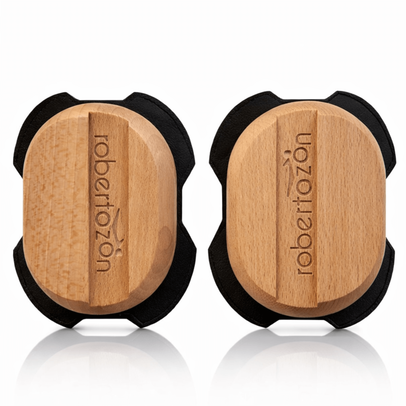 Drewniane slidery kolanowe RobertoZon do kombinezonu motocyklowego – naturalne drewno, komplet sliderów kolan, ujęcie produktowe na białym tle