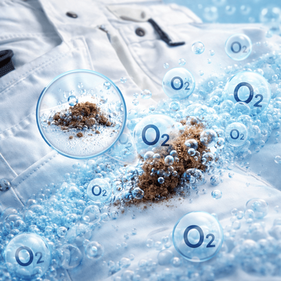 Grafika przedstawiająca tlenowe czyszczenie tkaniny – pęcherzyki O₂ usuwają zabrudzenia i zanieczyszczenia z jasnej odzieży.