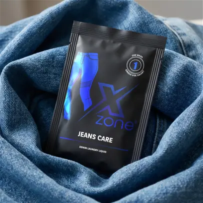 Saszetka Jeans Care na tle jeansu