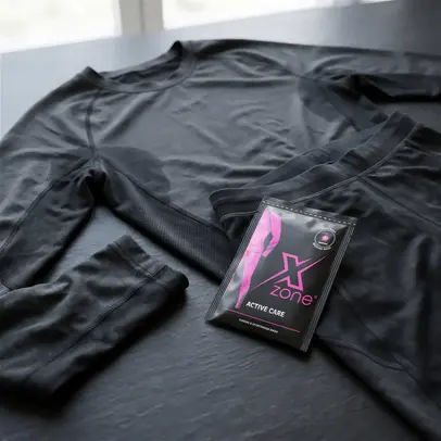 Opakowanie Xzone Active Care – środek do prania odzieży termoaktywnej i sportowej, przeznaczony do bielizny termicznej, kominiarek oraz mikrofibry.