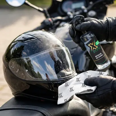 Czyszczenie wizjera kasku motocyklowego miękką ściereczką z mikrofibry – delikatna pielęgnacja bez smug i zarysowań.