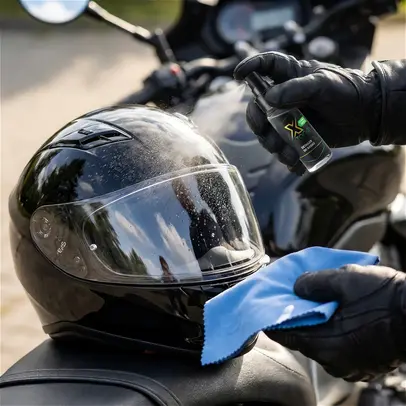 Mini detailer do kasku Xzone – szybkie czyszczenie wizjeraOdświeżenie kasku detailerem Xzone bez smug
