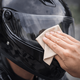 Czyszczenie wizjera kasku motocyklowego miękką ściereczką z mikrofibry – delikatna pielęgnacja bez smug i zarysowań.
