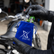 Zestaw Xzone do pielęgnacji odzieży motocyklowej w woreczku – produkty w dłoniach motocyklisty
